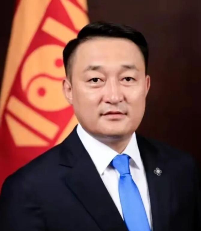 .蒙古国执政党蒙古人民党9月28日刚官宣，阿玛尔巴伊斯格楞当选了党主席！