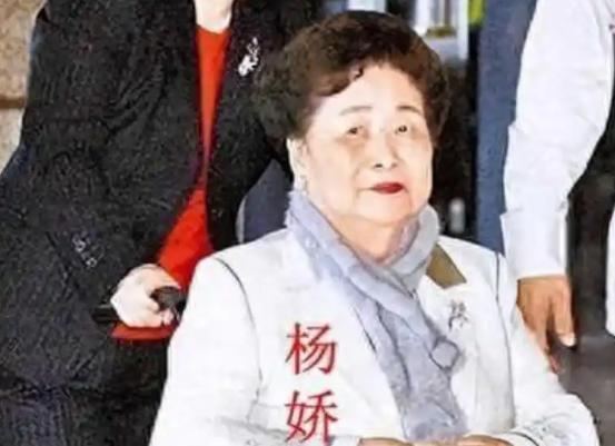 1975年，台湾首富的妻子杨娇，因受不了丈夫出轨，毅然放弃豪门生活，带着3000