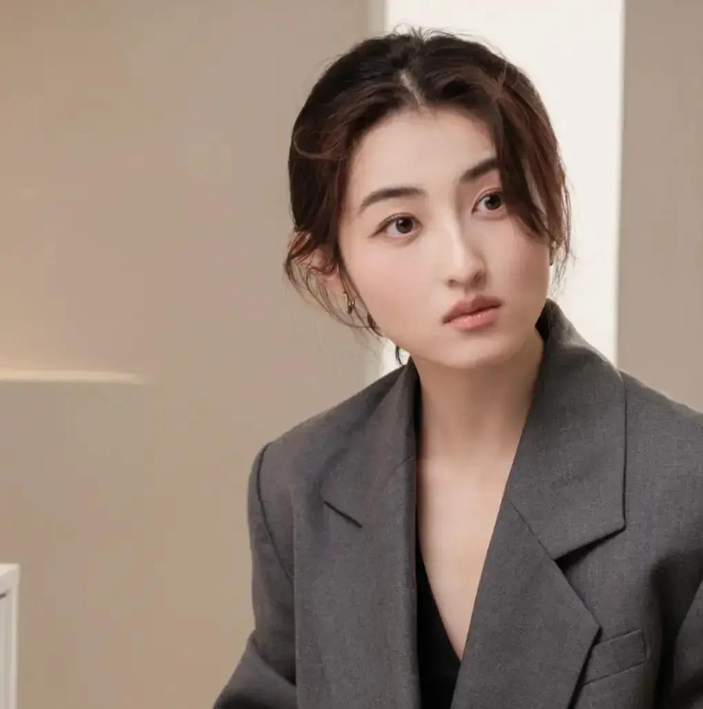 穿错十年红毯，张子枫用一件白衬衫堵住了所有时尚博主的嘴。她曾把身体塞进不合身的