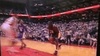 镜头一是巅峰期的奥尼尔，镜头二是即将退役的奥尼尔，通过这两个镜头不难发现，奥尼尔