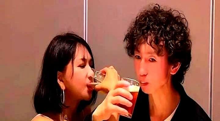 知名女星龚玥菲攀上庞麦郎了，一天到晚跟着庞麦郎，开演唱会、一起吃饭，一起打台球，