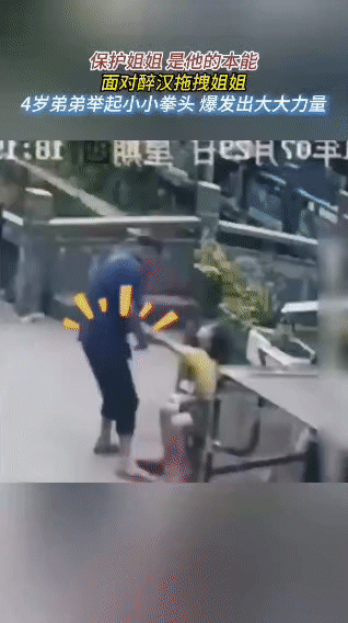 这段画面里的故事又暖又有力量：监控镜头下，醉酒男子突然上前拖拽一名女孩，女