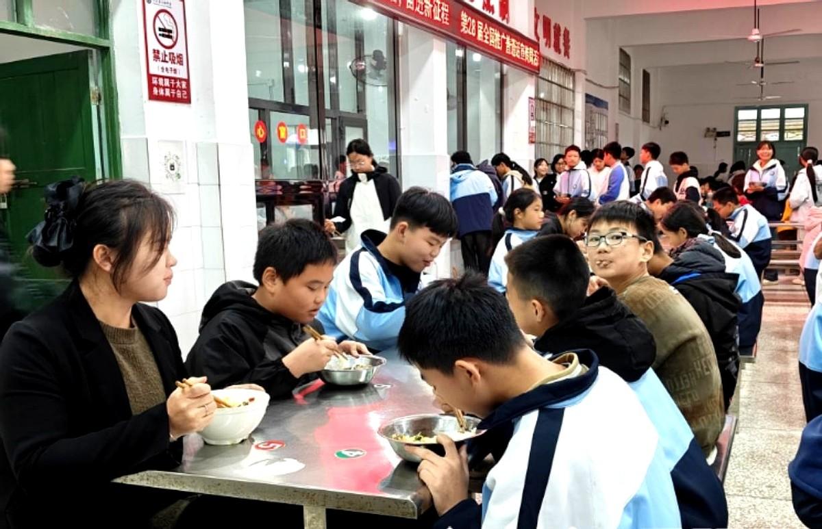 中午食堂里，总能看到那个熟悉又陌生的身影——孩子的老师。她就静静坐在孩子堆里，