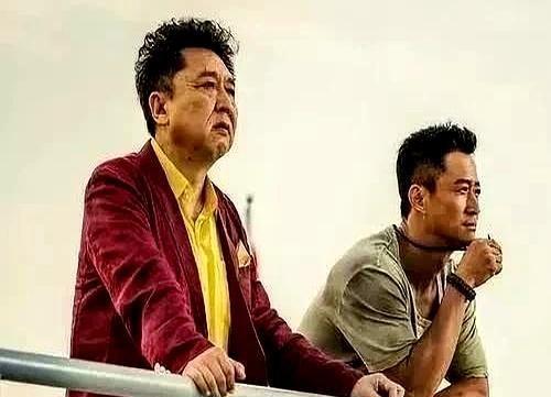 80万片酬，吴京递过去，于谦推回来。电影爆了，几千万分红，吴京再递，于谦直接把