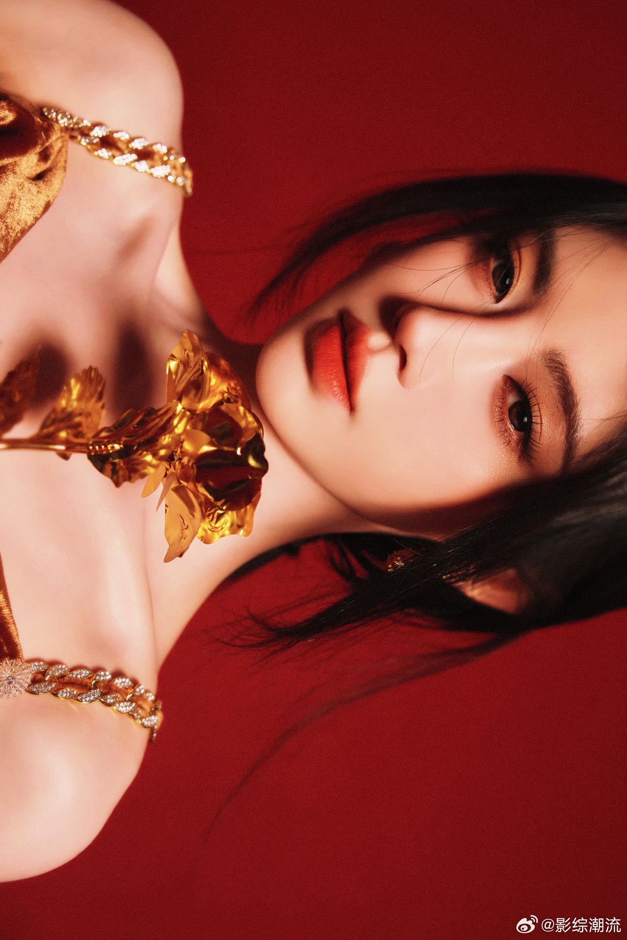 鞠婧祎鎏金玫瑰长裙鞠婧祎穿上这条金色丝绒裙子，每一寸细节都散发着令人惊叹的高贵