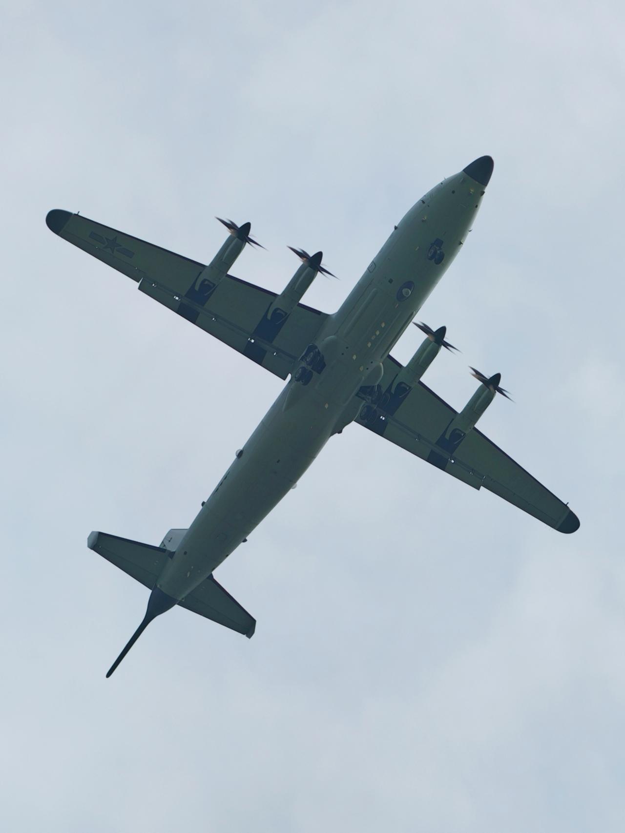 仰视陕飞出品的新反潜机，该飞机已经完成生产鉴定，海军也装备了不少，去年还连续上电