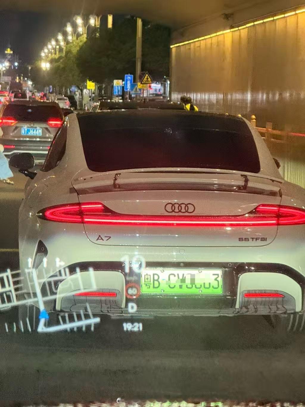 啊！！！这是几个意思？这位小米su7车主在想啥呢？这么喜欢A7？？​​​