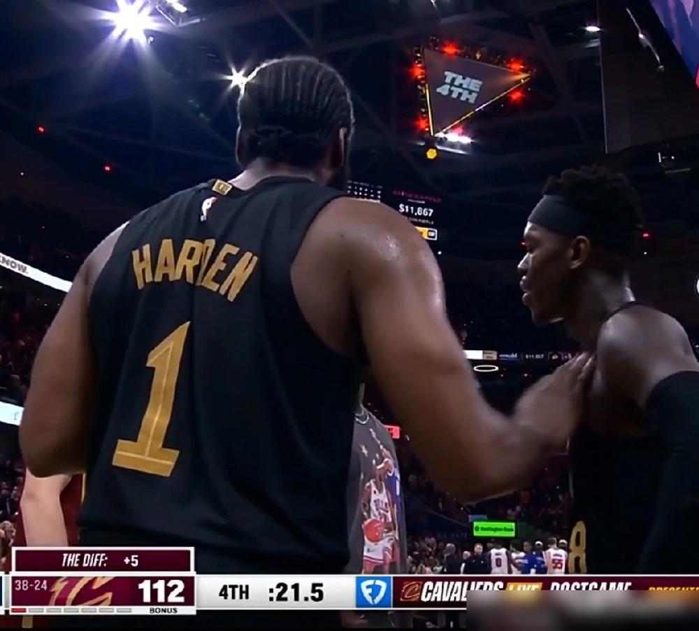 骑士主场都要炸了，米切尔在场边急得疯狂抱头。施罗德连续两次致命失误，硬生生把活塞