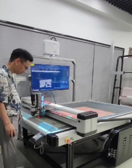 广东，一男子应聘某服装公司裁床岗位，试工1小时后被嫌“状态不佳”辞退，公司支付5