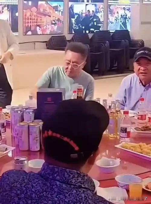 姜昆和于谦同桌喝酒了。这个让人感觉很奇怪，却又在意料之中。让人奇怪的是给外人