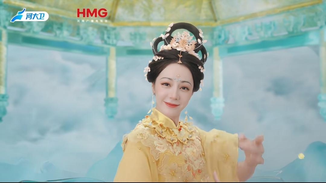热巴脸美，嫦娥古装美，但两者结合在一起怎么就怪里怪气的呢？热巴穿了黄色古装登上河