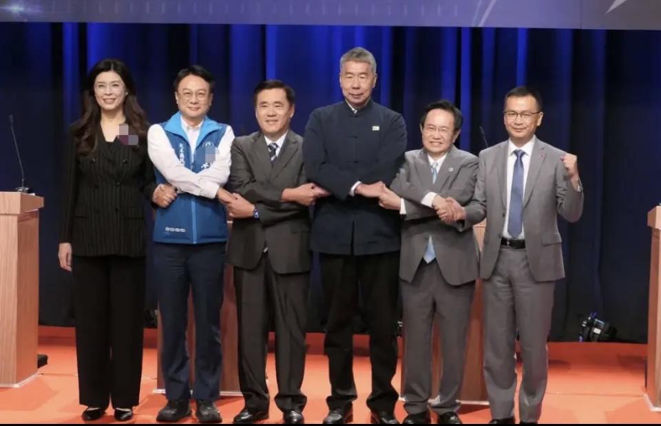 张亚中猛揭郑丽文老底，这背后究竟啥门道？国民党主席选举辩论会上亚中火力全开，
