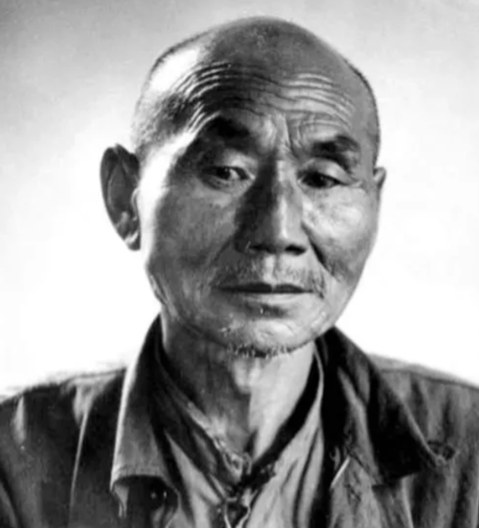 1937年，南京，七八名被剥光上衣的青年跪成一排。2个日兵用刺刀疯狂戳杀。突然