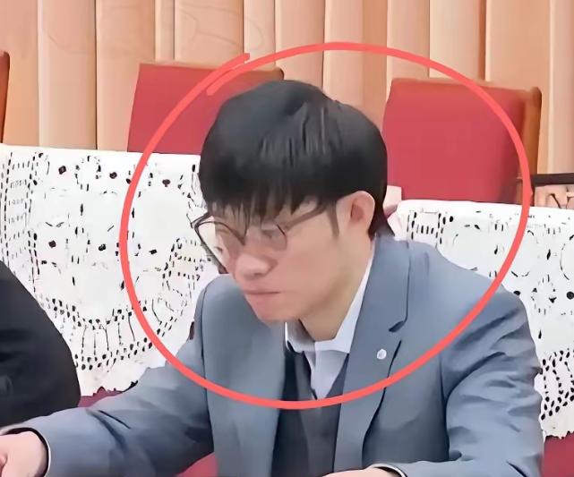 谁能想到，那个搞出DeepSeek的梁文锋，直接把桌子给掀了。他带人干了件最狂