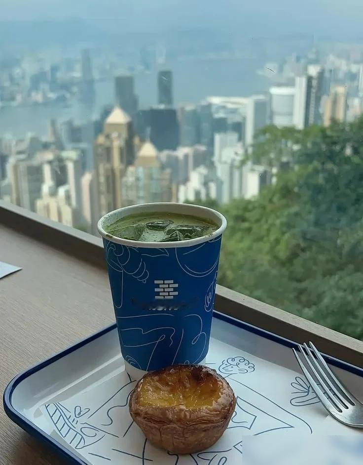 越来越感觉，香港和内地的人情世故是完全不同的。我前几年刚去香港做金融的时候，