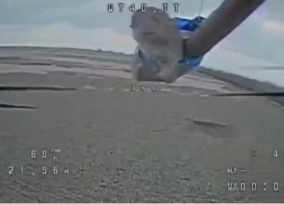 俄军无人机上，开始绑着小老鼠，这小老鼠是可以起到制导作用吗？前线俄军战壕里，到处