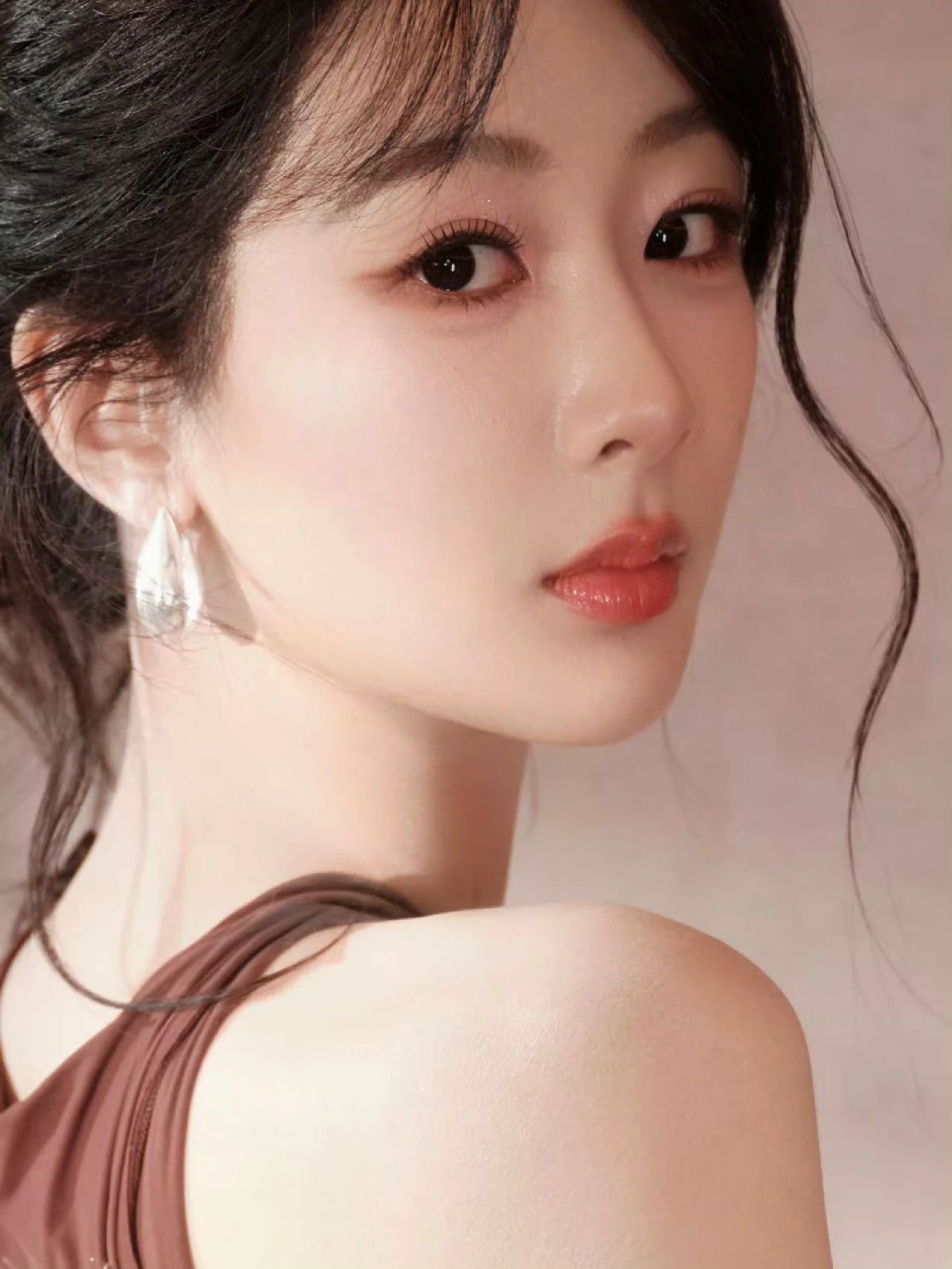 杨紫浅粉蕾丝裙勾勒迷人风姿，优雅绽放