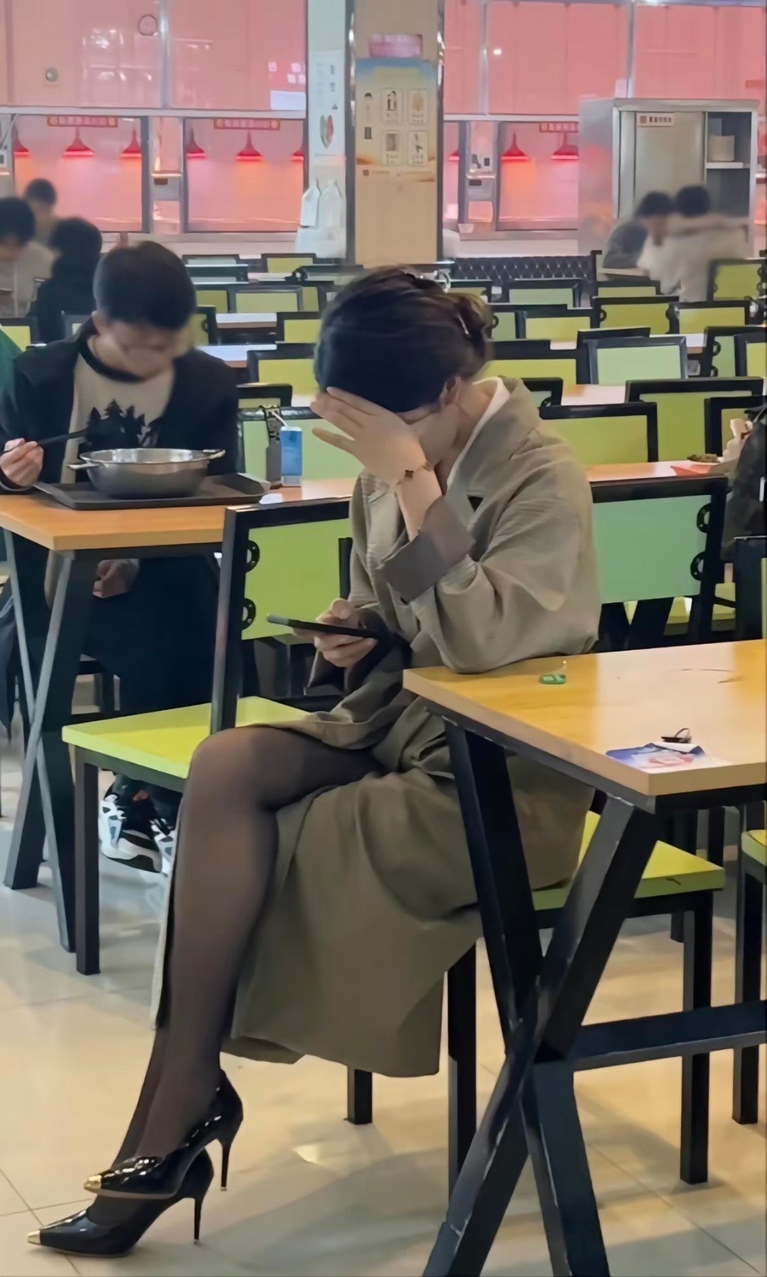 大学真的会有女生穿成这样去上课吗？​​​