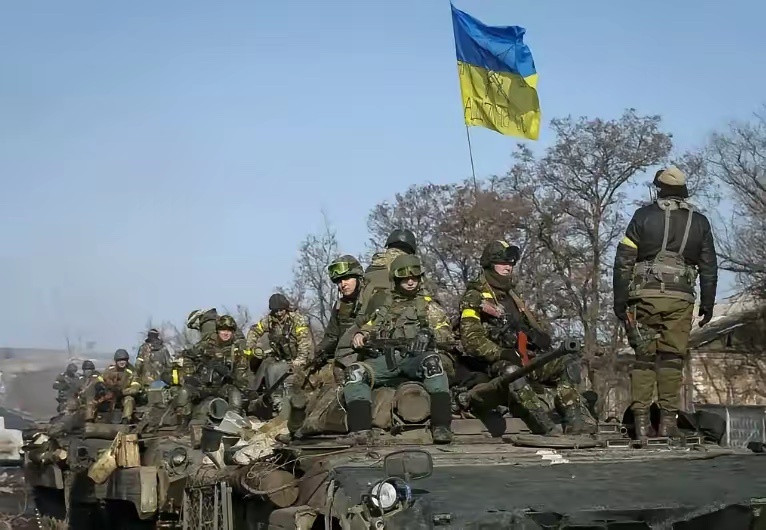 乌军反击成功！红利曼政府大楼升起乌克兰国旗🇺🇦。这是卢记者报道的，最近乌军集