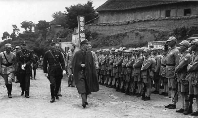 1979年，一位老红军为了证明自己曾是红军战士，前往北京找当年的政治部主任。时隔