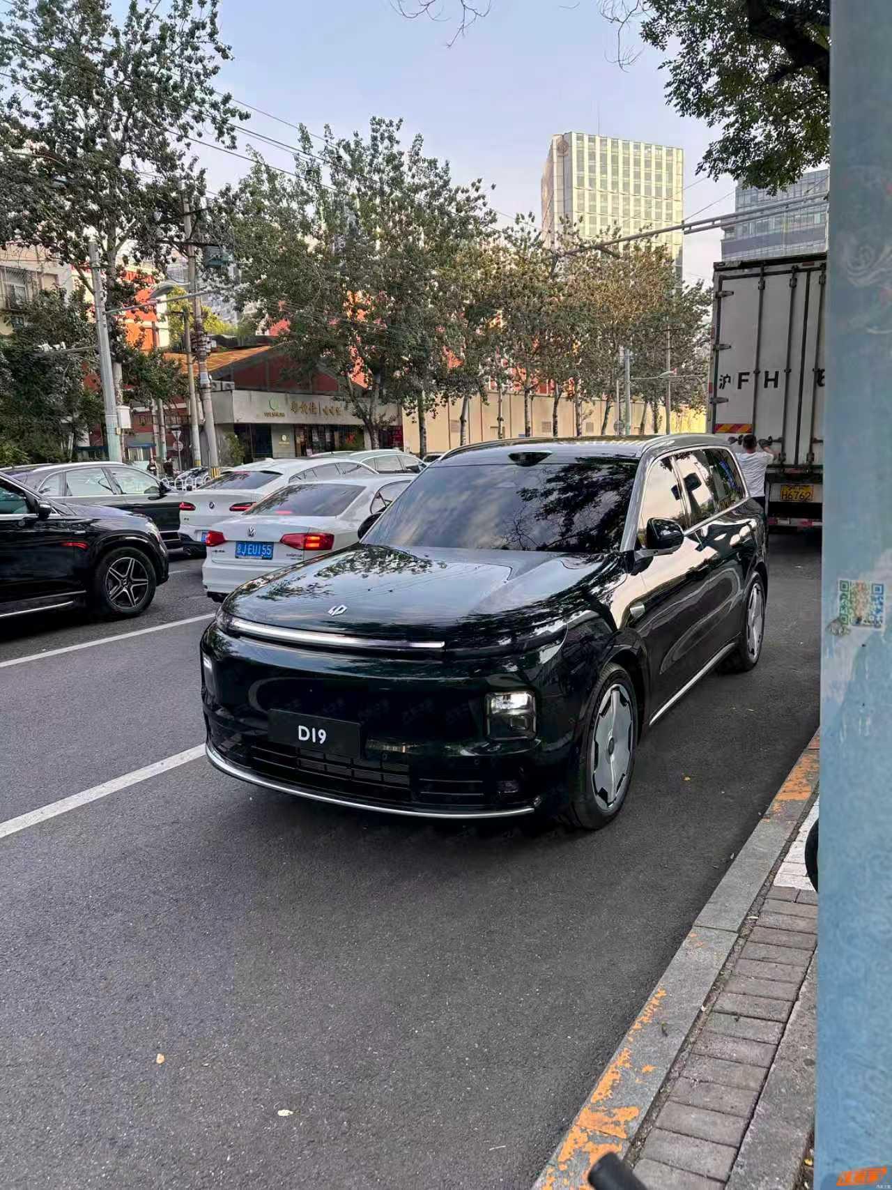 9系SUV卷王曝光！零跑D19实拍：5米+车长，3米轴距，激光雷达，大六座，大饼
