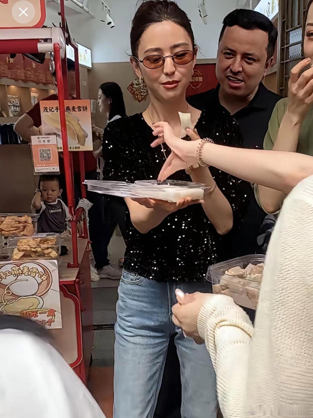 近距离看佟丽娅！身材瘦小，肤色暗沉，但脸小五官立体只要一上妆立马光彩照人，很上镜