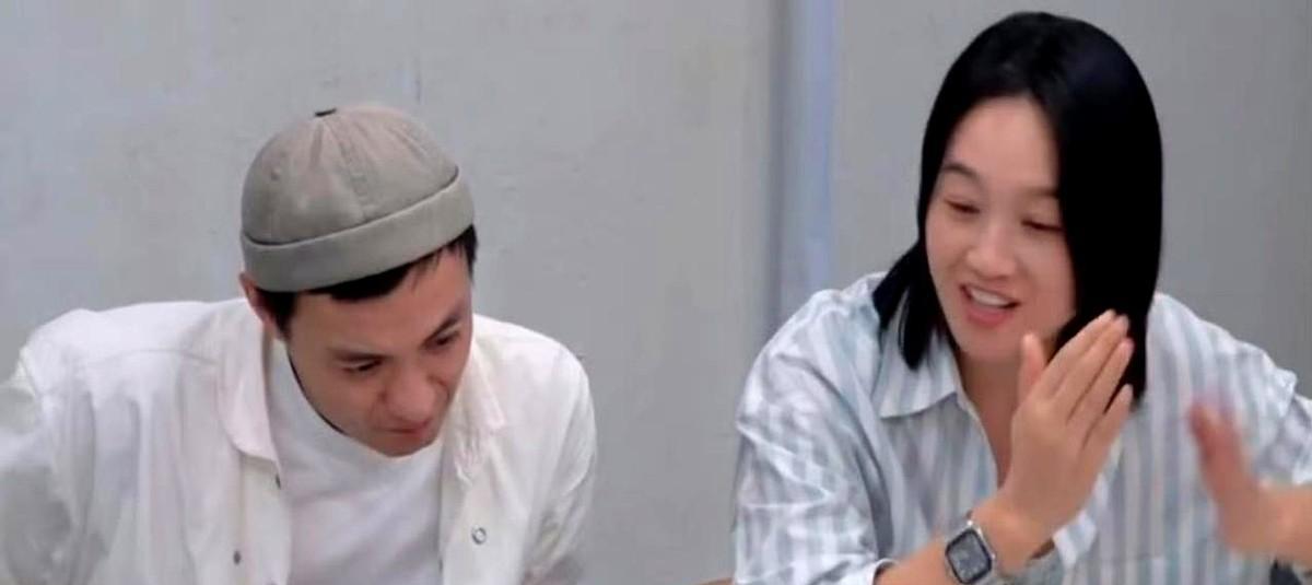 朱丹让女儿晚三年上学，就为了和儿子一个班，方便照顾儿子。朱丹很自然而然地在说这