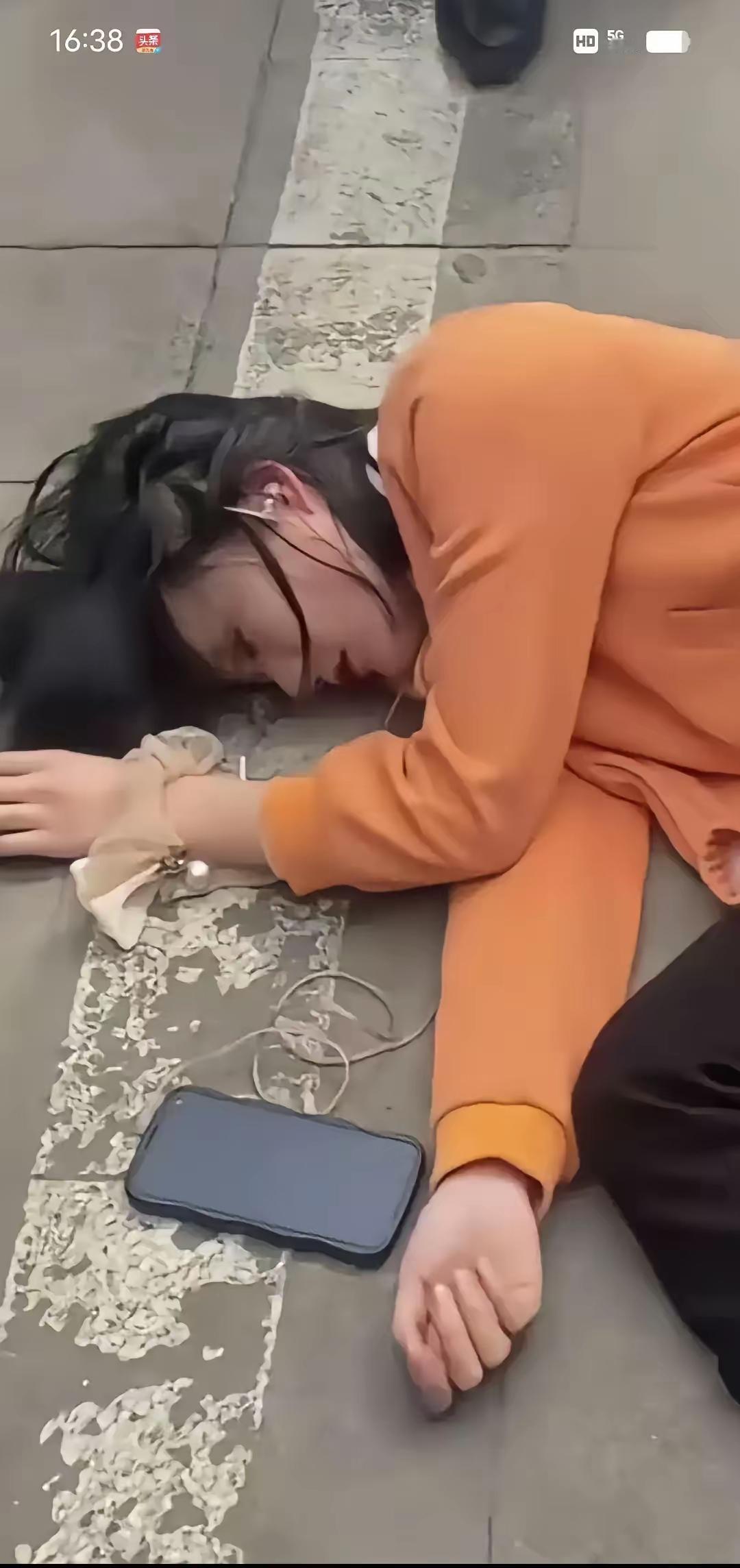 今天中午西安大雁路一个女子突然晕倒，路人赶紧走到她的身旁，只见她脸色苍白，不断冒