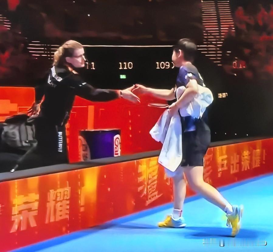 这两个人，这默契劲！比赛结束，小跑着和外协教练握手。连这个动作也那么一致——