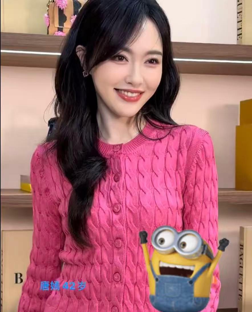 总感觉唐嫣不对劲，她明明都42岁了，腰腹赘肉，胸部下垂，体态发福，这些都没有