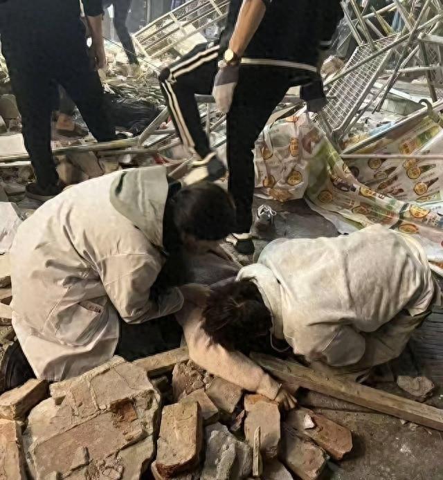 长沙老街装修塌方致二人死亡，安全预警屡被无视，历史街区存隐患。长沙潮宗街发生装