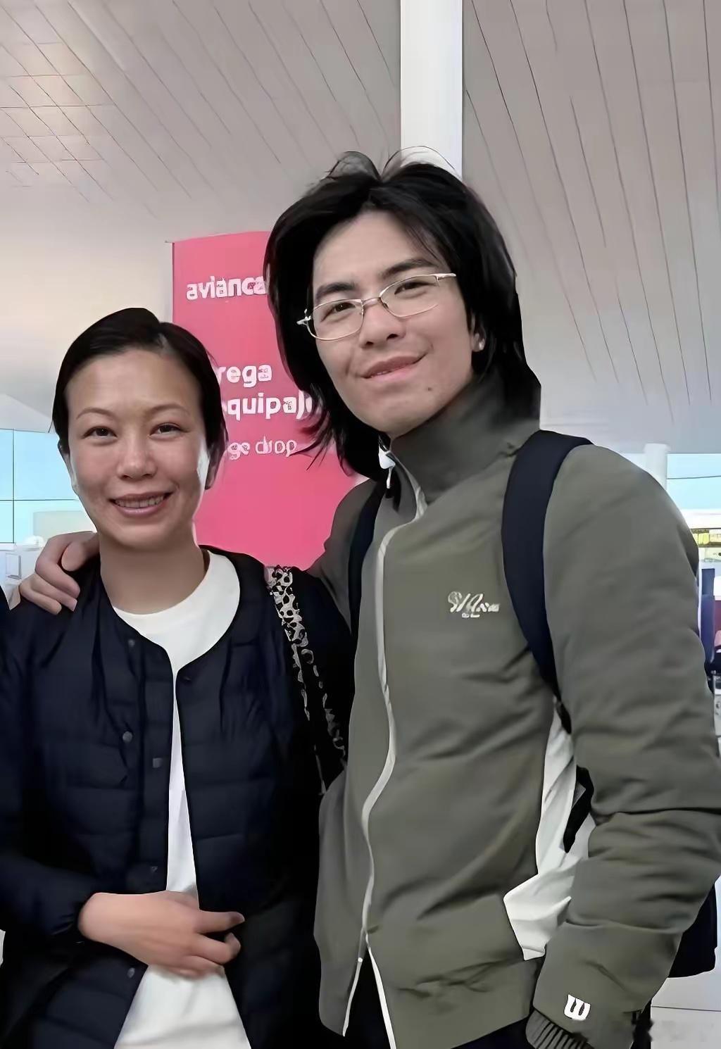 偶遇萧敬腾夫妇，母子感拉满。家人们，近日，有网友在巴塞罗那机场偶遇萧敬腾和妻子