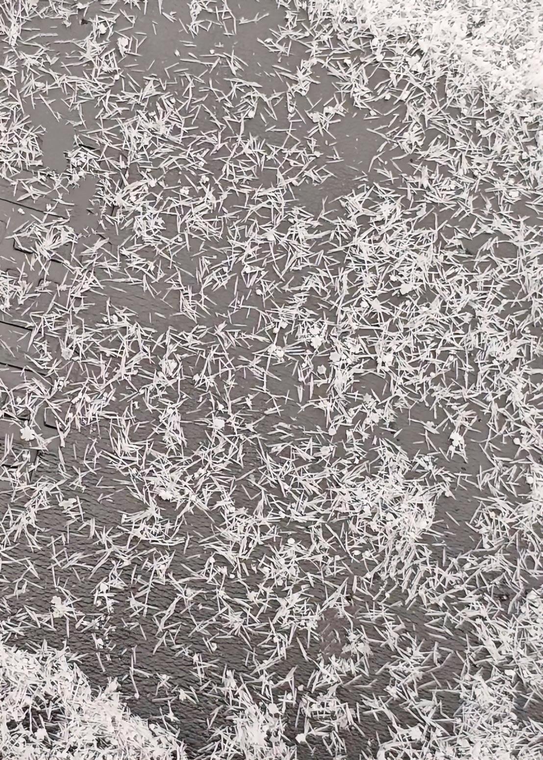 因为“雪下的那么深，下的那么像针”