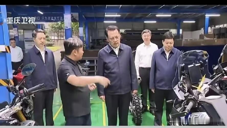 张雪这次够吹一辈子的了。2026年9月22日，重庆当地几个重要领导齐聚张雪机车参