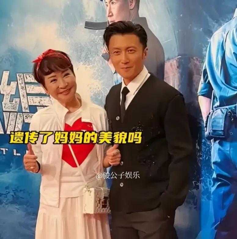 73岁的狄波拉与45岁的儿子谢霆锋同框，让人惊叹其冻龄程度。在现实生活中，狄波