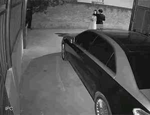 老婆与男士街头约会情不自禁相拥在一起，老公骑自行车跟踪看到此景，喊了一声老婆，骑