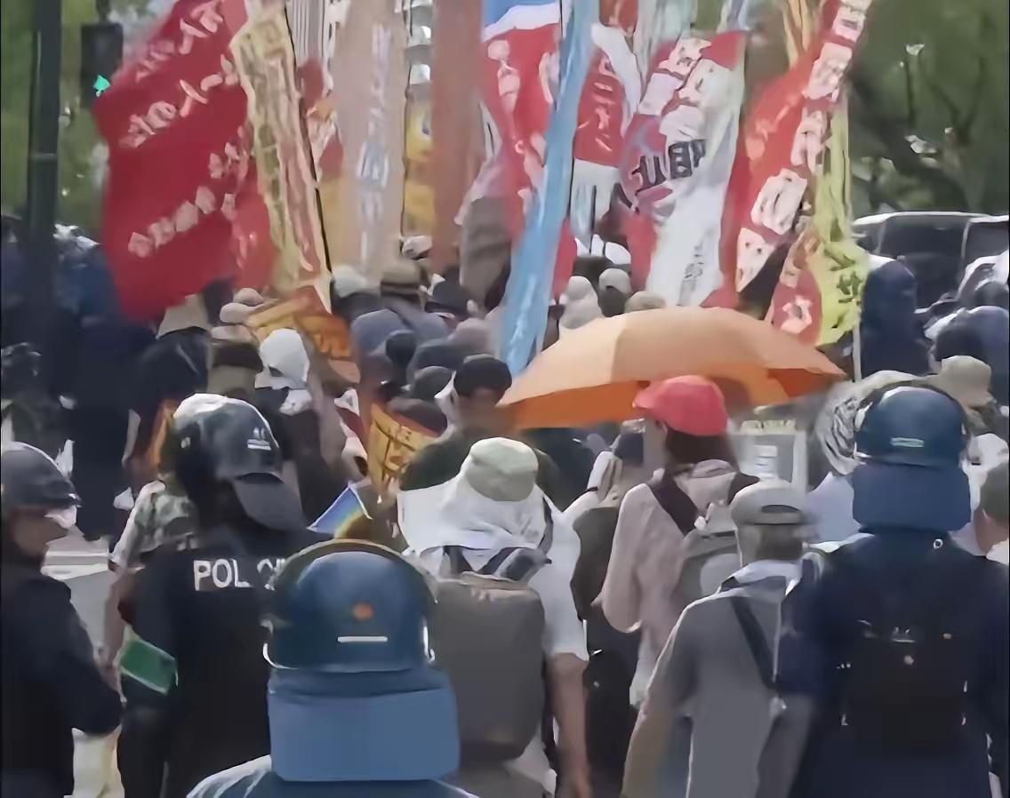 反转来得也太快了！731题材影片上映之际，居然有日本民众组织游行，一边反