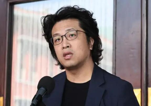 “台独”急先锋沈伯洋这下凉凉了！沈伯洋父子用大陆赚的钱养台独，本想换个马甲就能继