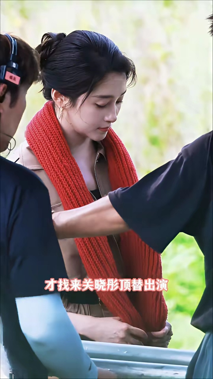 原来耀眼女主本来不是定关晓彤，最近才知道本来定的是孙珍妮，连剧照、定妆照都拍好了