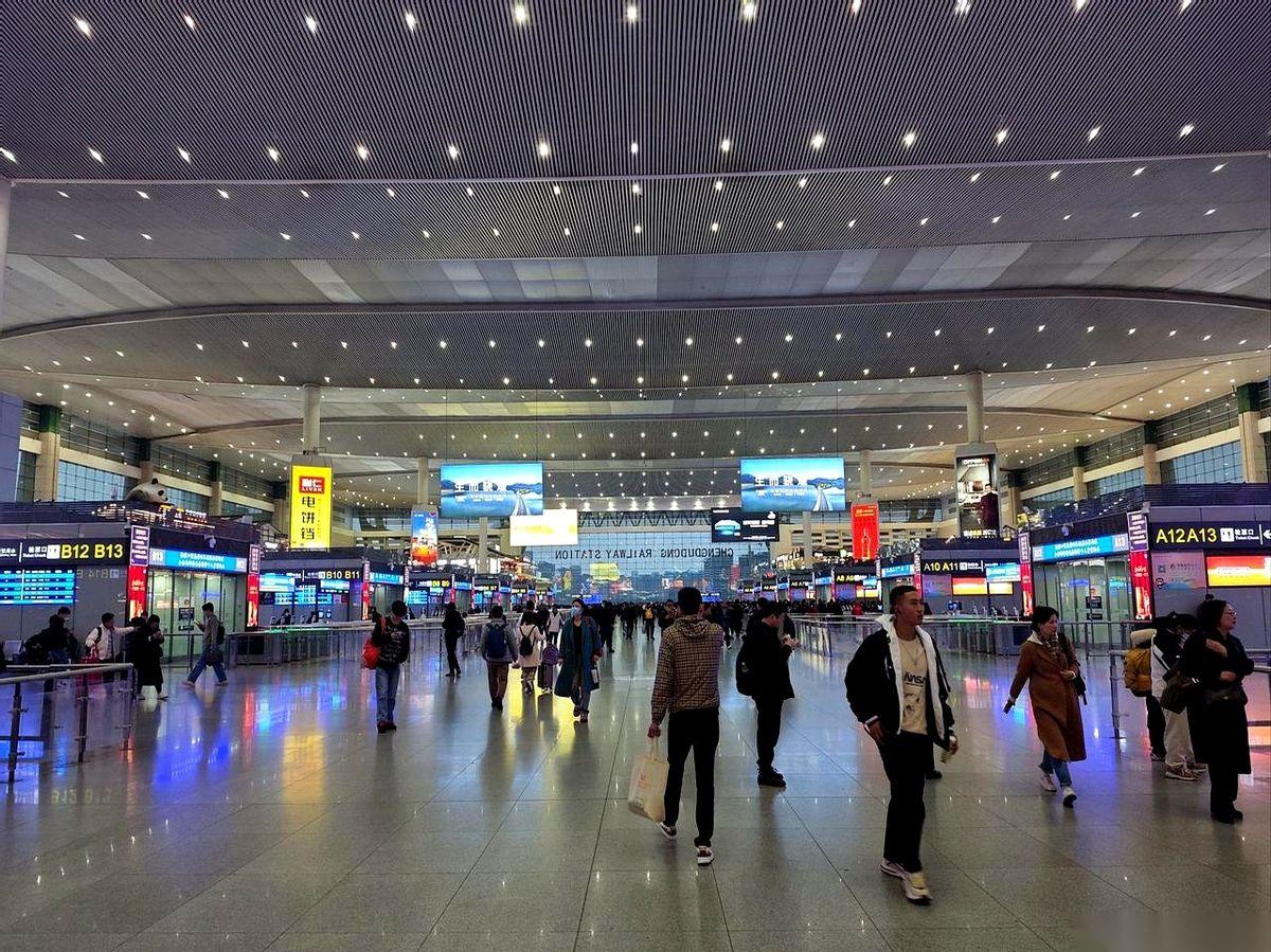 “坐摆渡车进站？”有人嘴里嘀咕，眼神里全是不可思议。这可不是在开玩笑，而是真有人