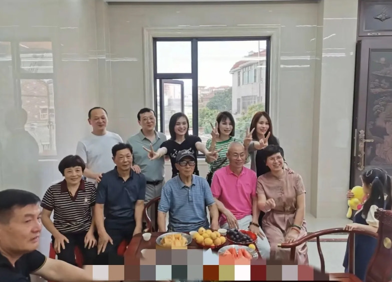 瑾汐大家庭合照来袭，这座次有讲究，有说法，大家知道吗？生恩大于养恩，瑾汐亲