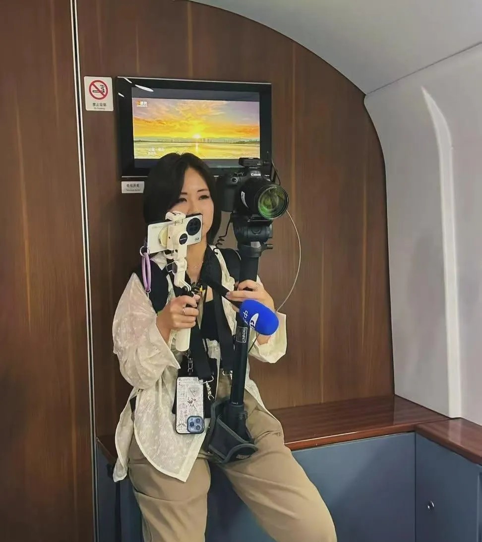馆长到大陆旅游结束，他们本想在多走走看看，有人说馆长是在杭州旅行中出现了小插曲提
