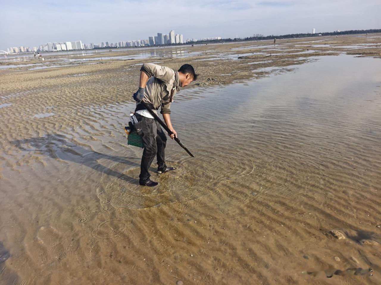 如果来北海的朋友想去赶海，我可以给几个意见：1.最好六点前到赶海的地方，不然太