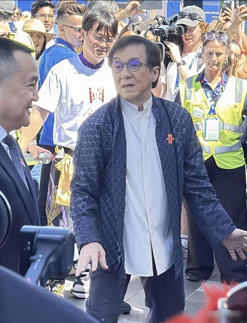 72岁的成龙，好莱坞开价800万美金，请他拍《尖峰时刻4》。上一部，他的片酬是2