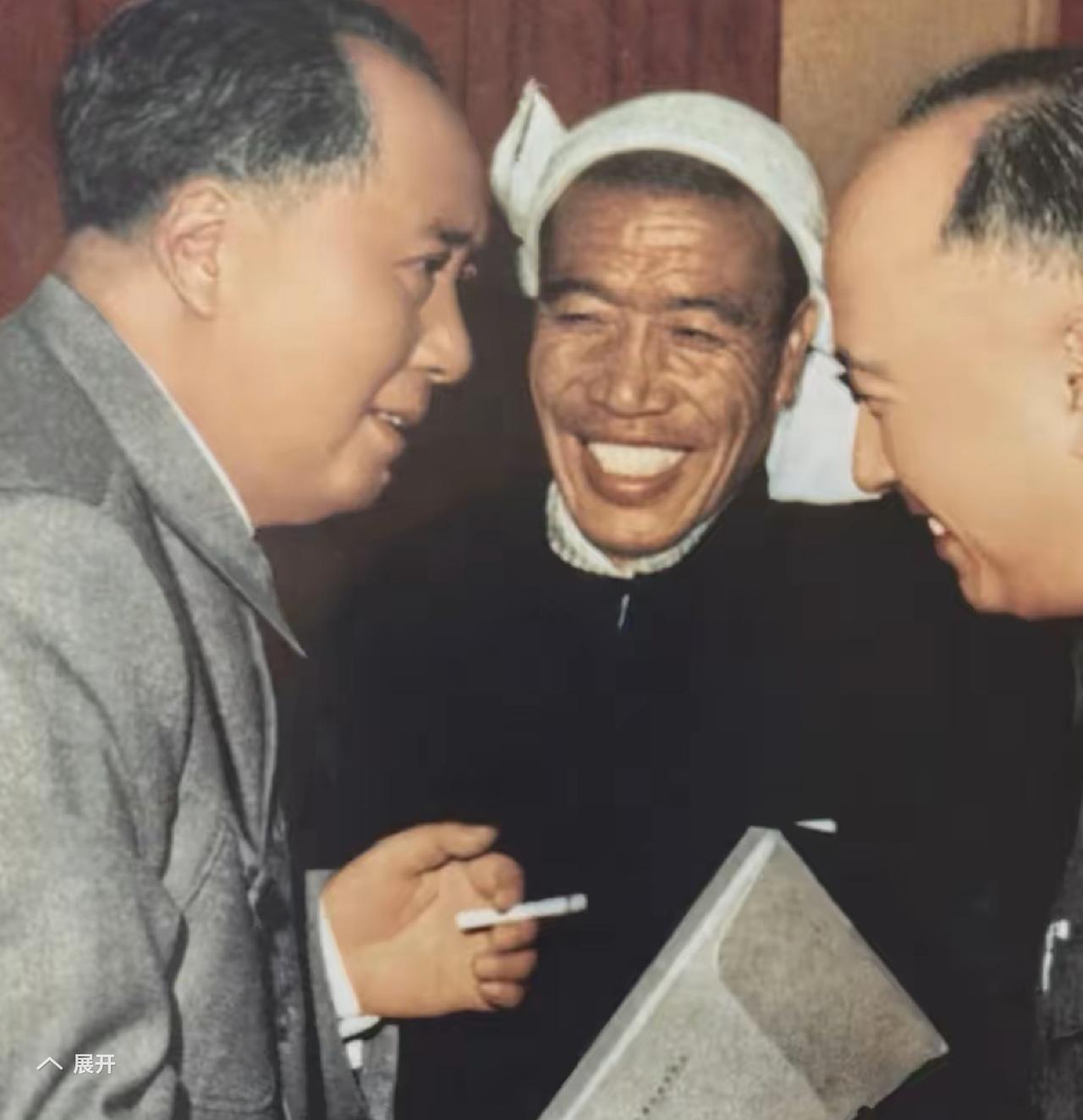 这人，看着就令人敬佩、仰慕。那样的和蔼可亲，那样的接地气，那样的普通而伟大。