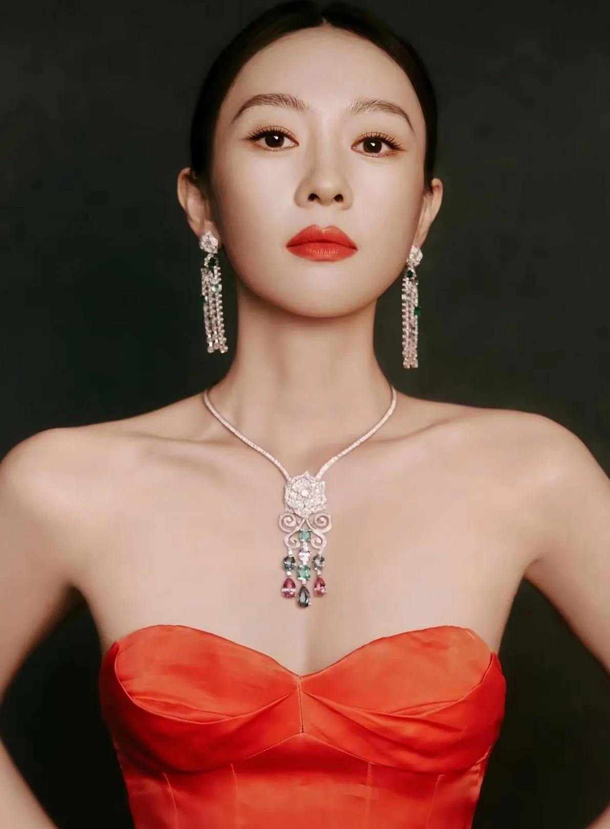 童瑶这抹红，把“明艳御姐”焊在身上了🔥童瑶一袭正红抹胸裙亮相，真的美到失