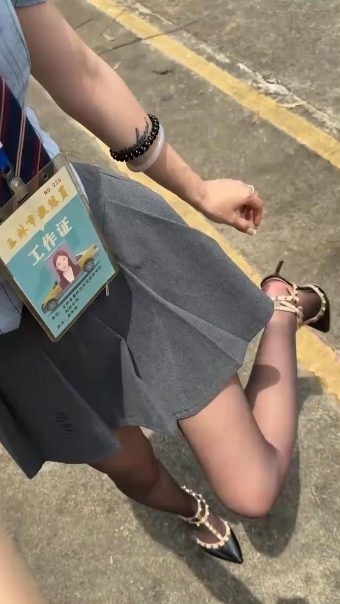 偷偷穿黑丝，看看学员的反应。