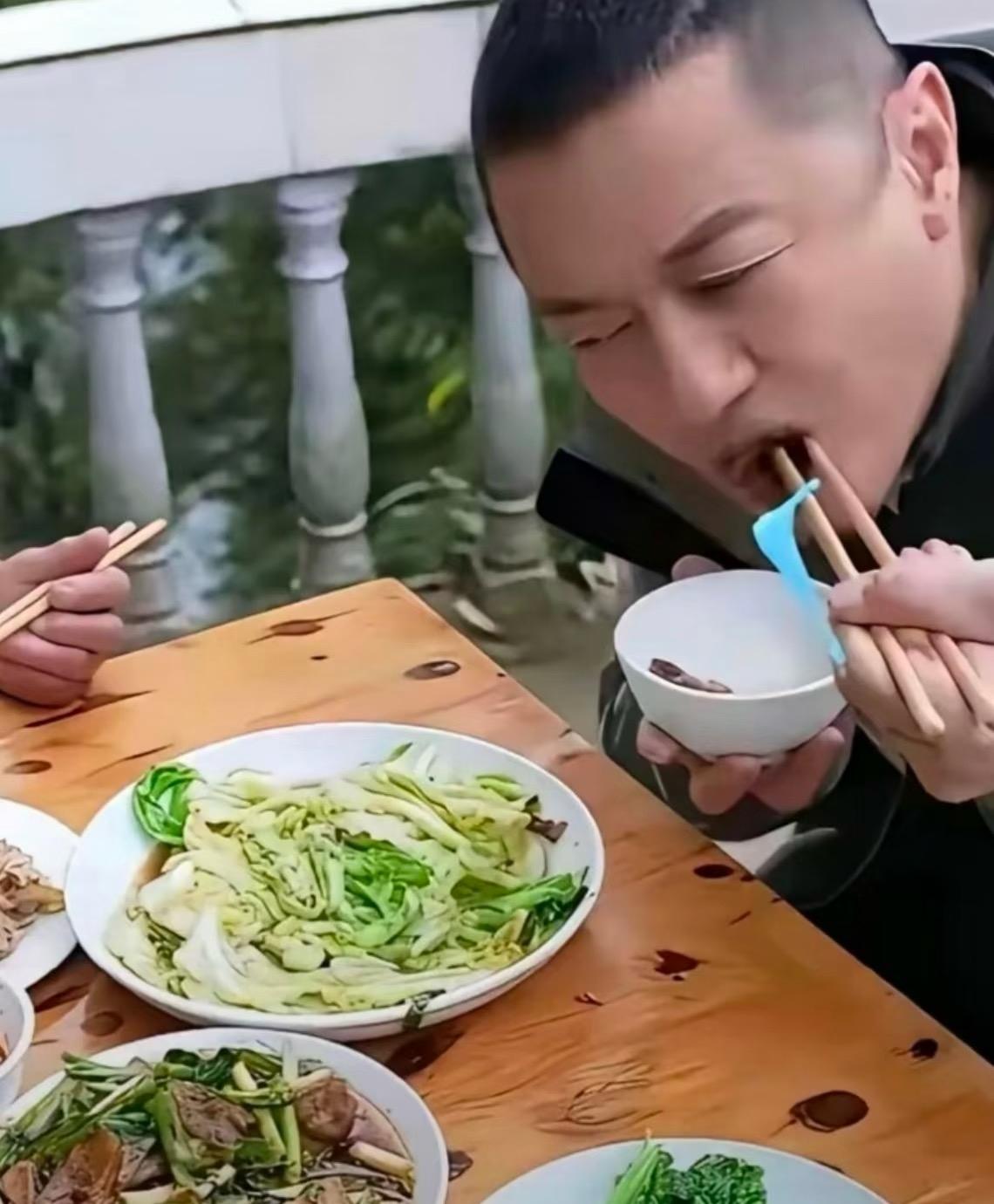 李亚鹏吃的好清淡换成普通人吃不饱吧5个菜只有一个肉菜其他的都是蔬菜像他们