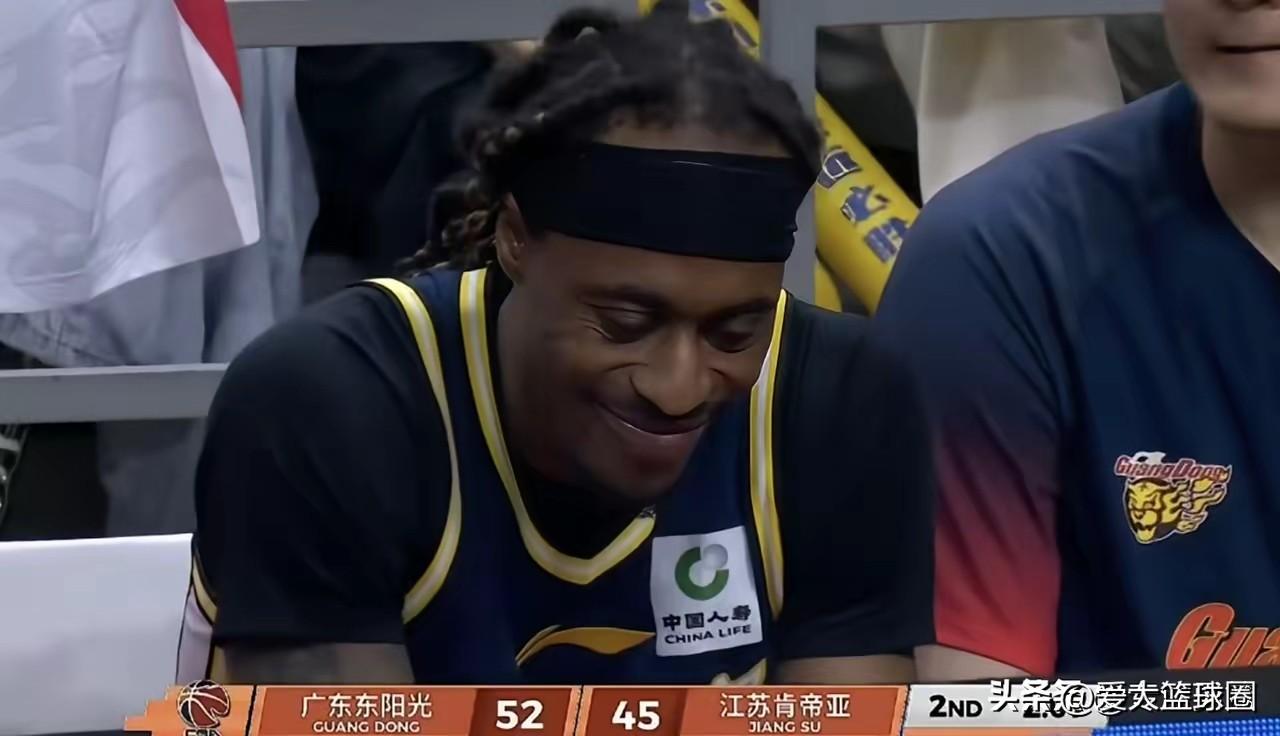 麦考尔也知道自己要被裁了，无奈的笑了昨天的比赛，麦考尔没有获得一分钟上场如