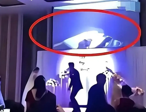 上海女子在酒店举办婚礼时，大屏幕上突然出现一张不雅照，长达20多秒，现场的宾客都